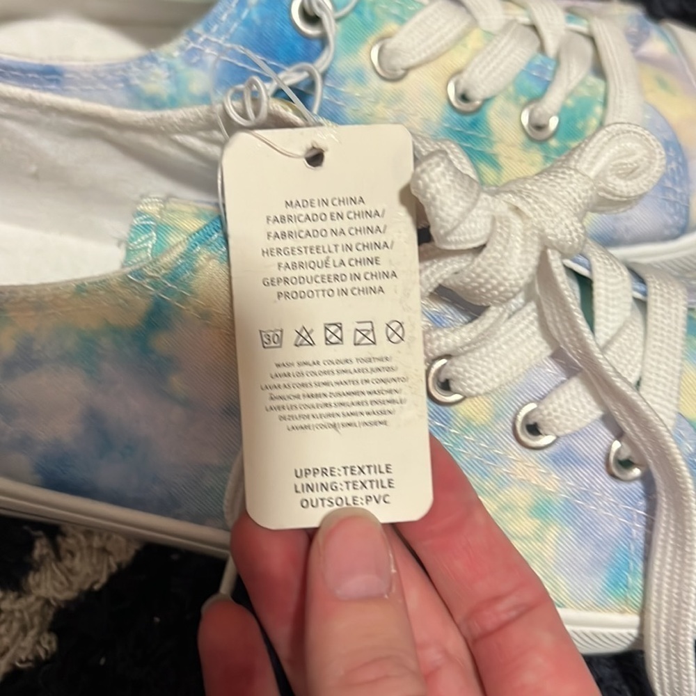 Josiny Size 6 Women’s Tie Dye Shoes NWT - Picture 4 of 6